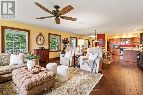 5416 Old Scugog Road, Clarington, ON - Indoor Photo Showing Living Room