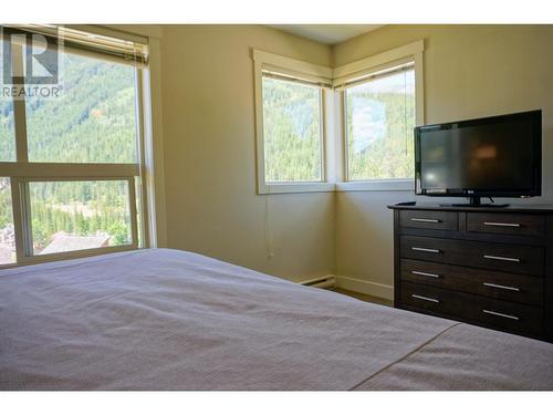 2049 Summit  Drive Unit# 314B, Panorama, BC - Indoor Photo Showing Bedroom