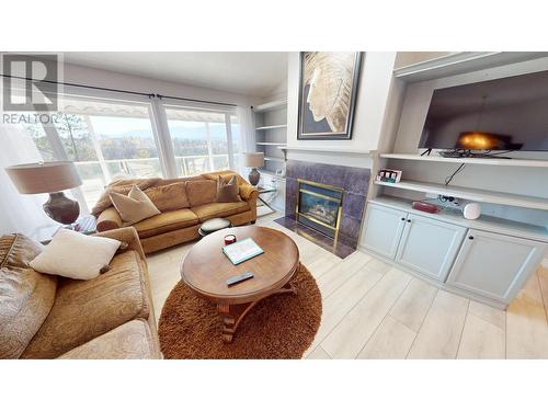 4904 Ridge Road Unit# 135, Radium Hot Springs, BC - Indoor Photo Showing Living Room With Fireplace