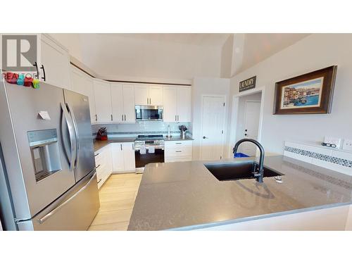 4904 Ridge Road Unit# 135, Radium Hot Springs, BC - Indoor Photo Showing Kitchen