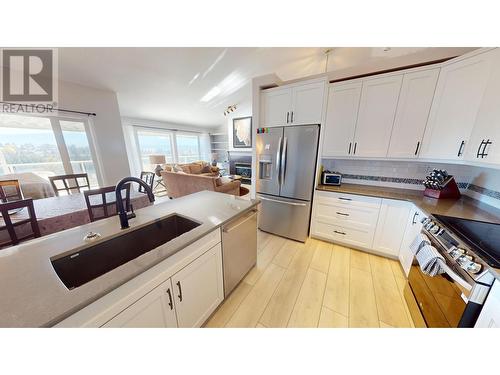 4904 Ridge Road Unit# 135, Radium Hot Springs, BC - Indoor Photo Showing Kitchen