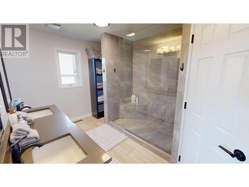 4904 Ridge Road Unit# 135, Radium Hot Springs, BC - Indoor Photo Showing Bathroom