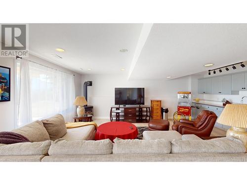 4904 Ridge Road Unit# 135, Radium Hot Springs, BC - Indoor Photo Showing Living Room