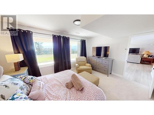 4904 Ridge Road Unit# 135, Radium Hot Springs, BC - Indoor Photo Showing Bedroom