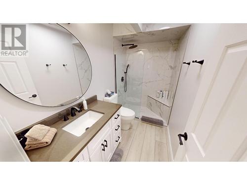 4904 Ridge Road Unit# 135, Radium Hot Springs, BC - Indoor Photo Showing Bathroom