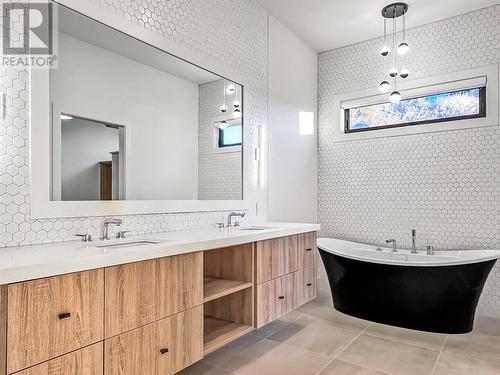 130 Flagstone Rise, Naramata, BC - Indoor Photo Showing Bathroom