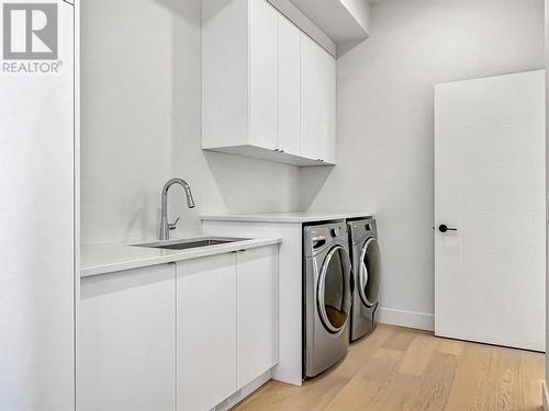 130 Flagstone Rise, Naramata, BC - Indoor Photo Showing Laundry Room