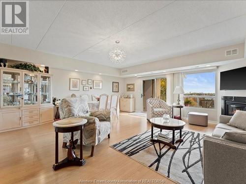 325 Village Grove Unit# 506, Tecumseh, ON - Indoor Photo Showing Living Room