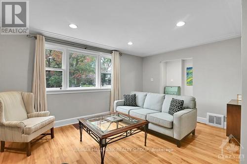 53 Bullock Avenue, Ottawa, ON - Indoor Photo Showing Living Room