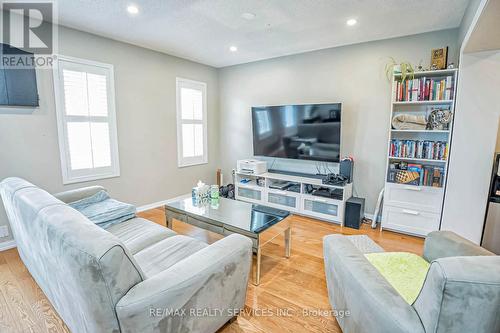 923 Sprague Place, Milton, ON - Indoor Photo Showing Living Room