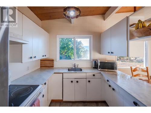 303 Hyslop Drive, Penticton, BC - Indoor Photo Showing Kitchen