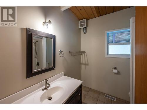 303 Hyslop Drive, Penticton, BC - Indoor Photo Showing Bathroom