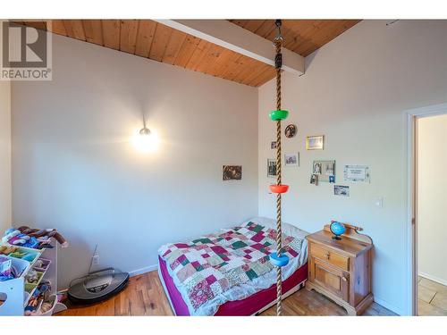 303 Hyslop Drive, Penticton, BC - Indoor Photo Showing Bedroom