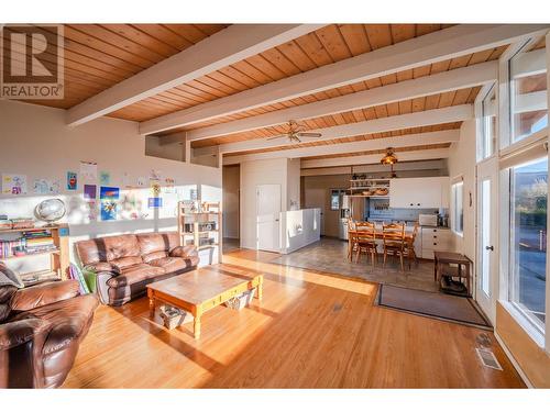 303 Hyslop Drive, Penticton, BC - Indoor Photo Showing Living Room