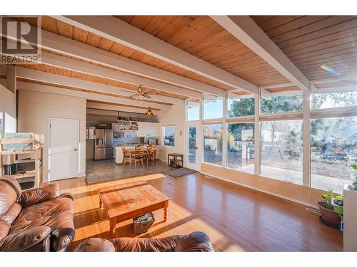 303 Hyslop Drive, Penticton, BC - Indoor Photo Showing Living Room