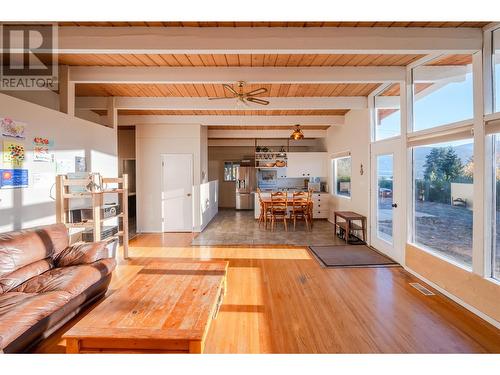 303 Hyslop Drive, Penticton, BC - Indoor Photo Showing Living Room