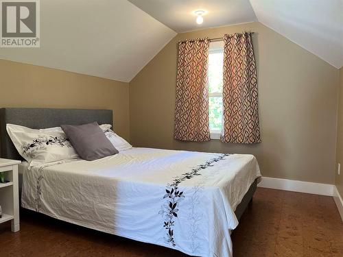 320 4Th Avenue, Castlegar, BC - Indoor Photo Showing Bedroom