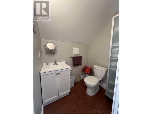 320 4Th Avenue, Castlegar, BC - Indoor Photo Showing Bathroom