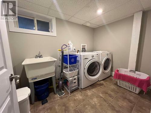 320 4Th Avenue, Castlegar, BC - Indoor Photo Showing Laundry Room