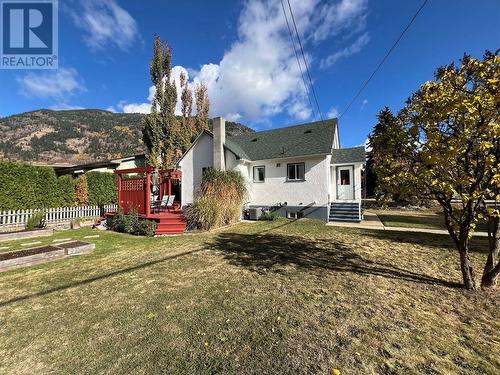 320 4Th Avenue, Castlegar, BC - Outdoor