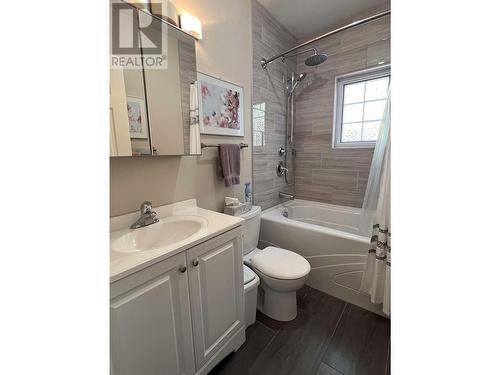 320 4Th Avenue, Castlegar, BC - Indoor Photo Showing Bathroom