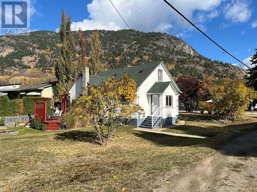 320 4Th Avenue, Castlegar, BC - Outdoor