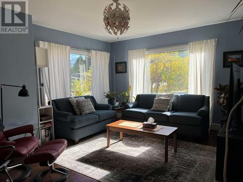 320 4Th Avenue, Castlegar, BC - Indoor Photo Showing Living Room