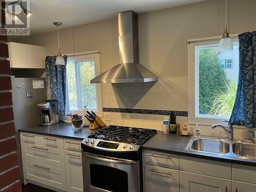 320 4Th Avenue, Castlegar, BC - Indoor Photo Showing Kitchen With Double Sink