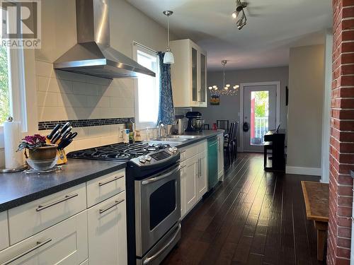 320 4Th Avenue, Castlegar, BC - Indoor Photo Showing Kitchen