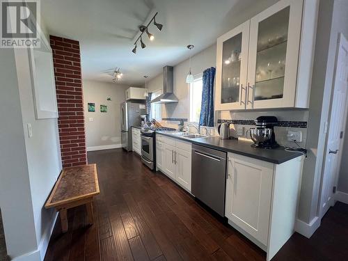 320 4Th Avenue, Castlegar, BC - Indoor Photo Showing Kitchen With Double Sink