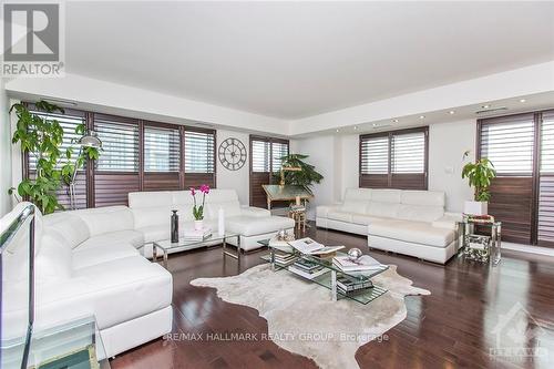 2406 - 234 Rideau Street, Ottawa, ON - Indoor Photo Showing Living Room