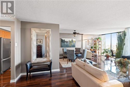 2759 Carousel Crescent Unit#912, Ottawa, ON - Indoor Photo Showing Living Room