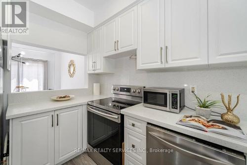 17 Dawes Road, Brampton, ON - Indoor Photo Showing Kitchen