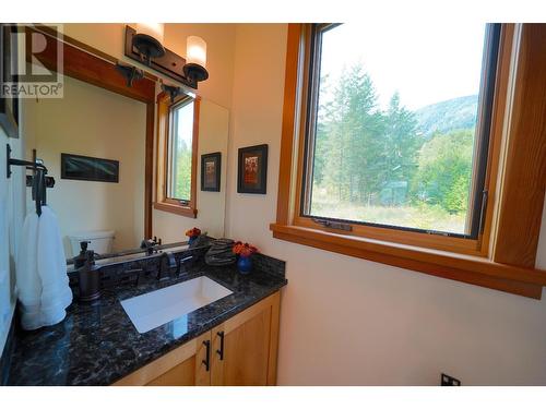 26 Birch Bend Grove, Kaslo, BC - Indoor Photo Showing Bathroom