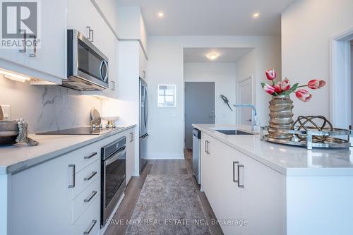 644 - 16 Concord Place, Grimsby, ON - Indoor Photo Showing Kitchen With Upgraded Kitchen