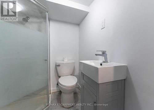 90 East 11Th Street, Hamilton, ON - Indoor Photo Showing Bathroom