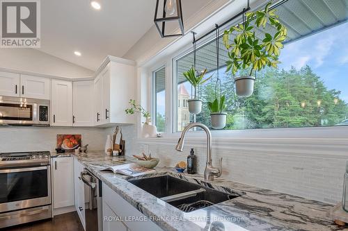 484 Ennis Road, Smith-Ennismore-Lakefield, ON - Indoor Photo Showing Kitchen With Double Sink With Upgraded Kitchen