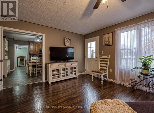 1243 Norfolk County Rd 28, Norfolk (Frogmore), ON - Indoor Photo Showing Living Room