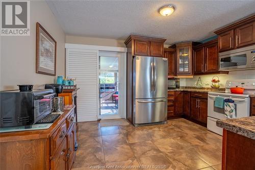 102 Smithfield Circle, Chatham, ON - Indoor Photo Showing Kitchen