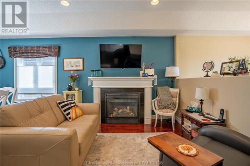 102 Smithfield Circle, Chatham, ON - Indoor Photo Showing Living Room With Fireplace