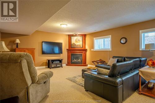 102 Smithfield Circle, Chatham, ON - Indoor Photo Showing Living Room With Fireplace