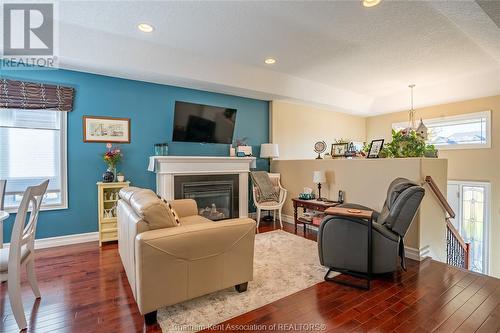 102 Smithfield Circle, Chatham, ON - Indoor Photo Showing Living Room With Fireplace