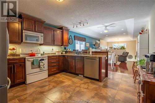 102 Smithfield Circle, Chatham, ON - Indoor Photo Showing Kitchen