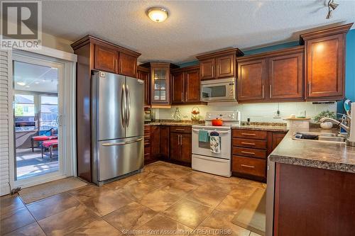 102 Smithfield Circle, Chatham, ON - Indoor Photo Showing Kitchen With Double Sink