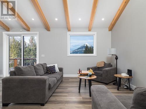 1360 Pine  Drive Unit# 5, Golden, BC - Indoor Photo Showing Living Room