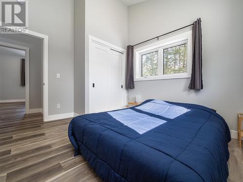 1360 Pine  Drive Unit# 5, Golden, BC - Indoor Photo Showing Bedroom