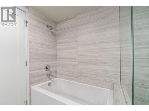 485 Groves Avenue Unit# 905, Kelowna, BC - Indoor Photo Showing Bathroom