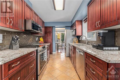 17 Newcastle Avenue, Kanata, ON - Indoor Photo Showing Kitchen With Upgraded Kitchen