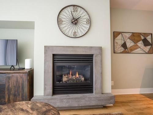 407-38 Front St, Nanaimo, BC - Indoor Photo Showing Living Room With Fireplace