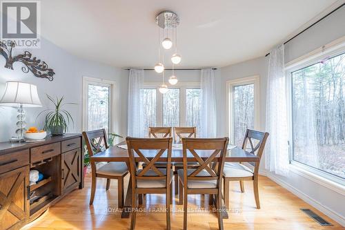 86 Fire Route 37, Galway-Cavendish And Harvey, ON - Indoor Photo Showing Dining Room